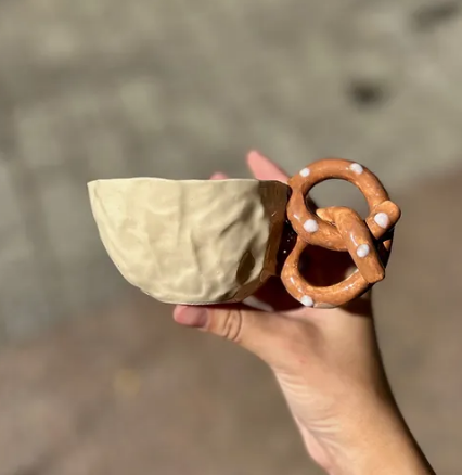 Regalar cerámica es, posiblemente, de los regalos más especiales que pueden hacerse. Y esta taza es un acierto asegurado. Esta o cualquier otra de La cerámica de Carol: donde se cuida cada detalle convirtiendo cada pieza  en un verdadero tesoro.