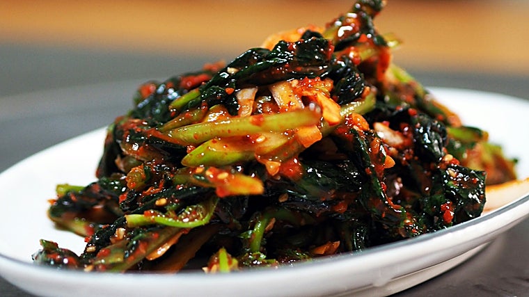 Así se prepara el kimchi.