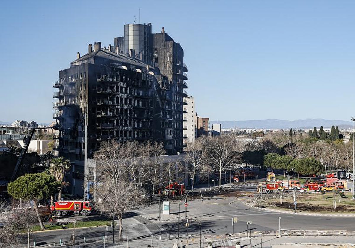Los edificios incendiados en Valencia, a primera hora de la mañana, tras la extinción del fuego.