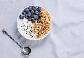 ¿Es bueno comer yogur con granola en el desayuno todos los días? Esto es lo que dicen los expertos