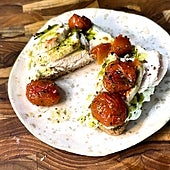 Cómo preparar la cena ligera perfecta con pollo, pesto y tomates cherry