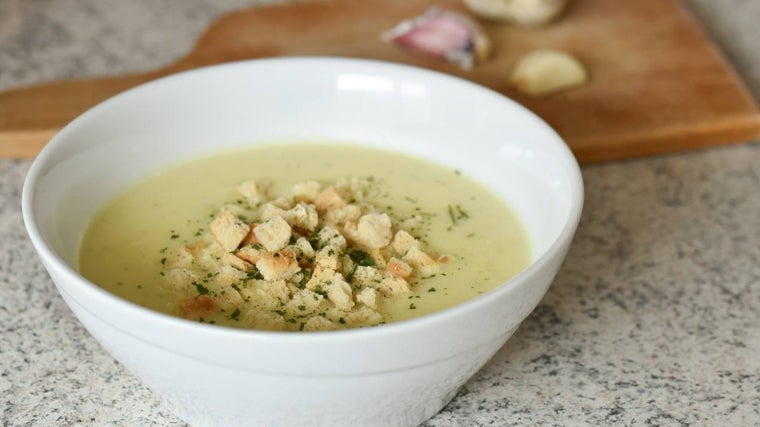 Crema de verduras con picatostes.