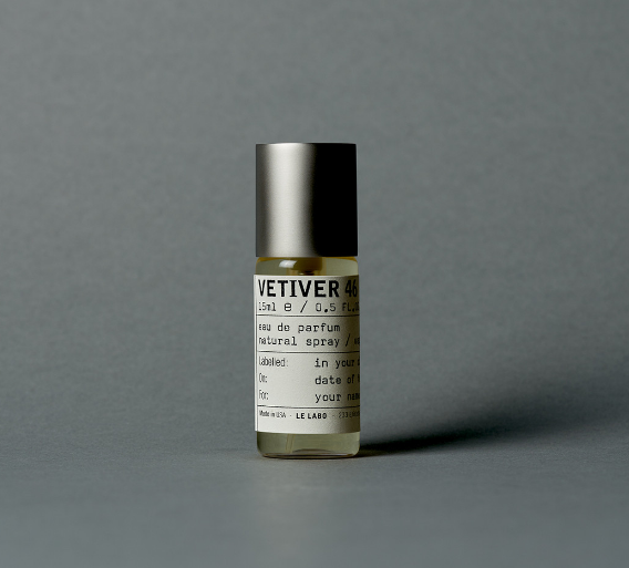 Vetiver 46 de Le Labo: una fragancia elaborada con el mejor de los vetiveres, el cultivado en Haití, con notas de pimienta, cedro, láudano y gaiac. Un perfume elegante, sofisticado y atemporal.
