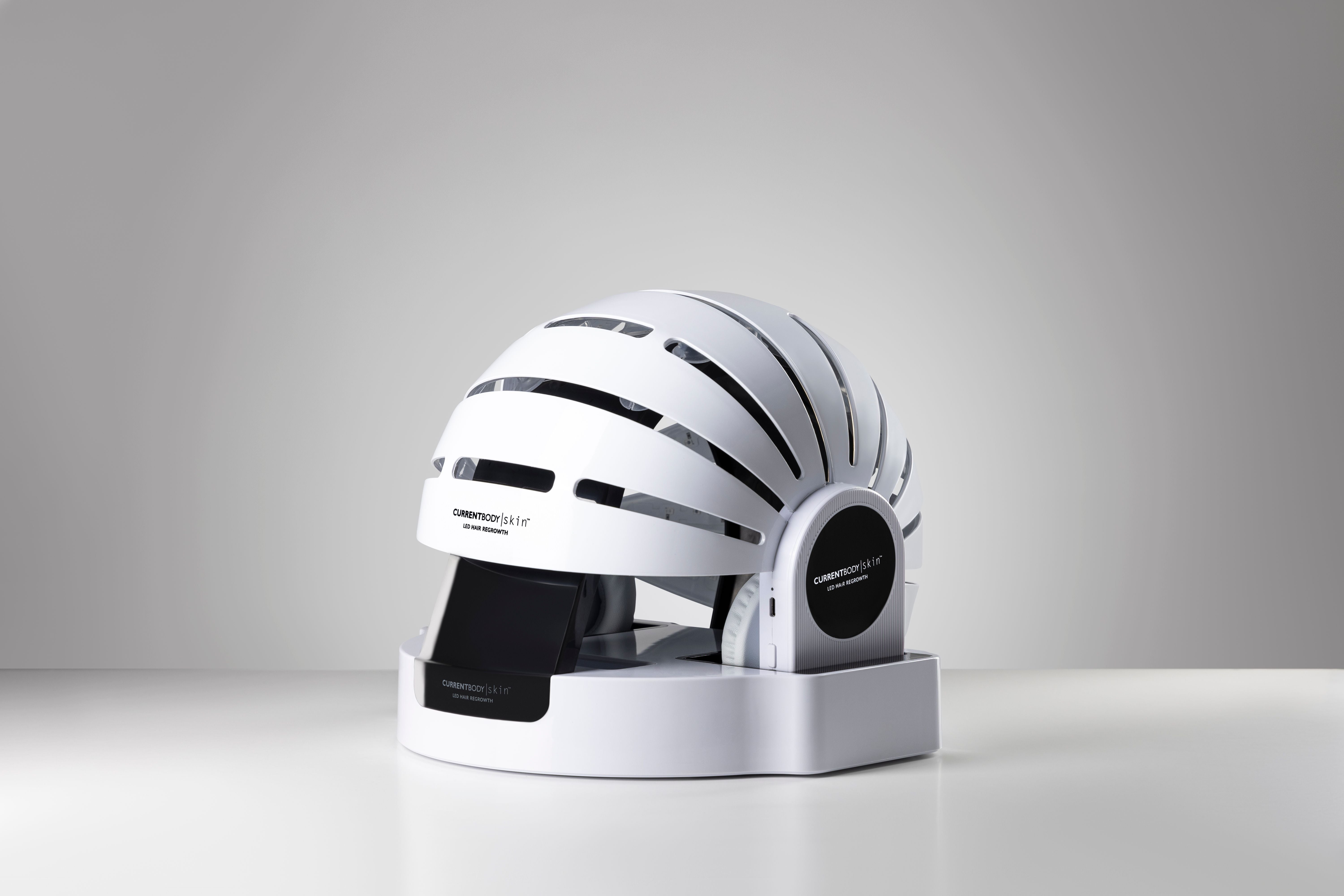 El nuevo dispositivo para el crecimiento del cabello es un dispositivo LED recargable y sin dolor que revitaliza los folículos pilosos para suspender la caída del cabello y favorecer el crecimiento de cabello nuevo en casa utilizando luz de grado médico frente al tratamiento en salón. Disponible en Currentbody.