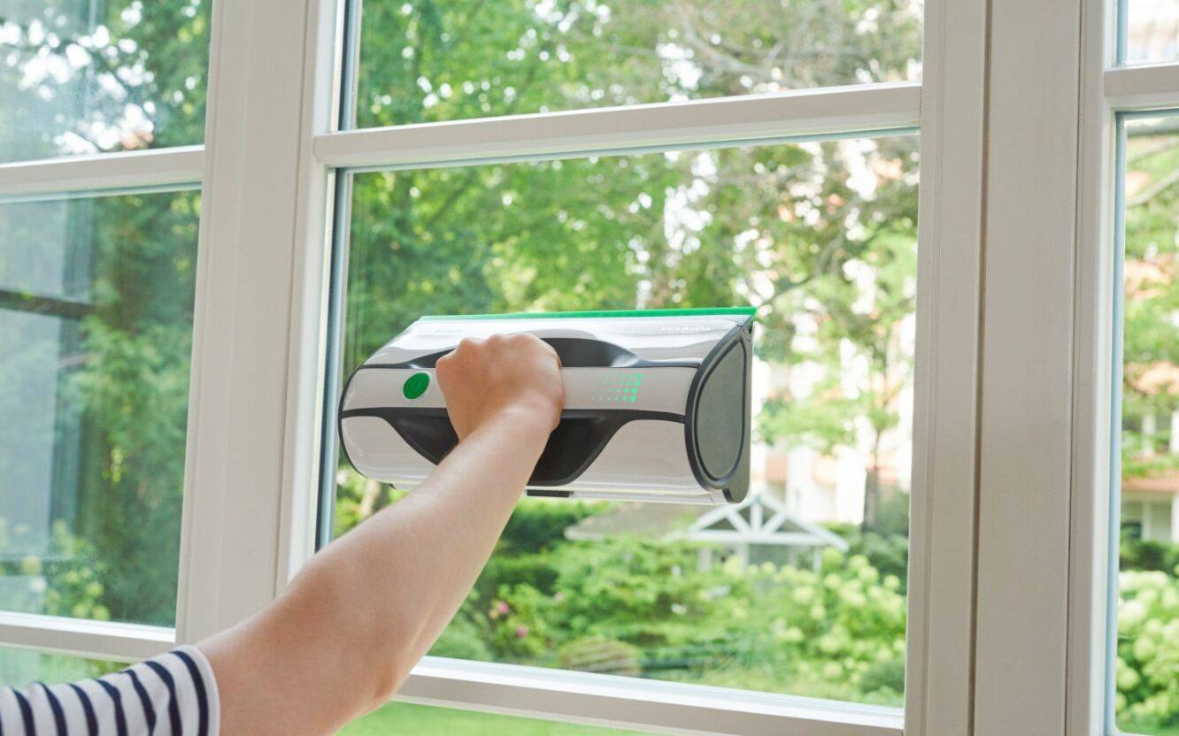 Limpiador Multisuperficies VG100+ de Kobold. Para los padres más exigentes: Este práctico dispositivo te permite limpiar tus cristales, espejos y otras superficies de forma rápida y eficiente, sin dejar marcas ni huellas. Con su diseño ligero y fácil de usar, podrás disfrutar de un hogar lleno de luz y claridad en cada pasada.