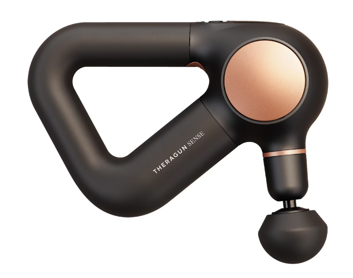 Diseñado para relajar tanto la mente como el cuerpo, Theragun Sense es el primer dispositivo de Therabody que combina la terapia de masaje percusivo científicamente probada para aliviar dolores y molestias, reducir la rigidez, disminuir el estrés y mejorar la calidad del sueño. Su precio es de 299 euros.