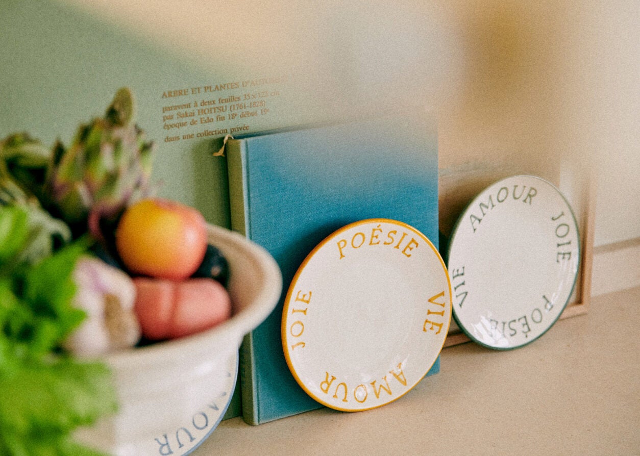 Por supuesto que hay padres que aman la decoración. Les Composantes, la marca de decoración de la fundadora de Sézane, tiene las mejores imágenes de inspiración para decorar el hogar.  A través de su filosofía de marca «el arte de componer», la marca propone distintas combinaciones con sus objetos de decoración. Vajilla, fundas de cojín, velas, cuadernos, mantas... Todo lo que necesitas para dar vida a tu hogar y celebrar el arte de vivir.