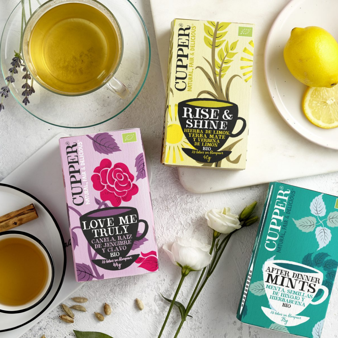 Para padres que adoran el té, nada como Cupper, que demuestra su preocupación con el medio ambiente y su compromiso con el planeta y las personas, generando un impacto a través de su té que con certificado ecológico, garantiza la ausencia de químicos y pesticidas artificiales en su producción.