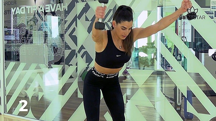 Esther Pineda, ligeramente inclinada para hacer el segundo ejercicio.