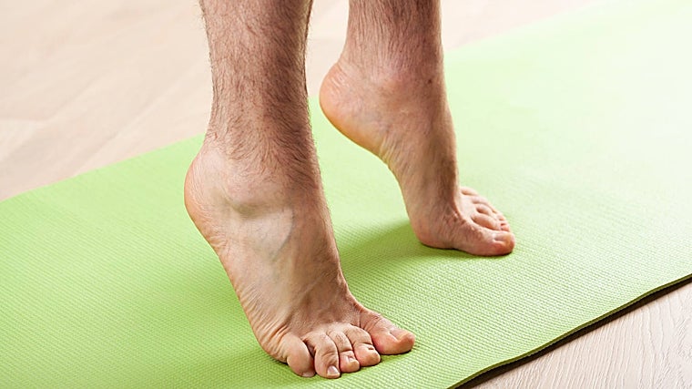 Eleva tus talones lo máximo posible.