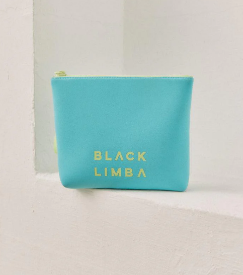 ¿Qué tal si regalamos un neceser para los productos íntimos o para el bolso, donde guardamos el cargador, un pequeño perfume...? Este de la imagen es de Black Limba. 