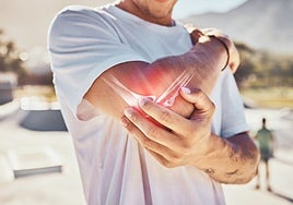 Codo de tenista o codo de golfista: cómo distinguir si sufres alguna de estas lesiones