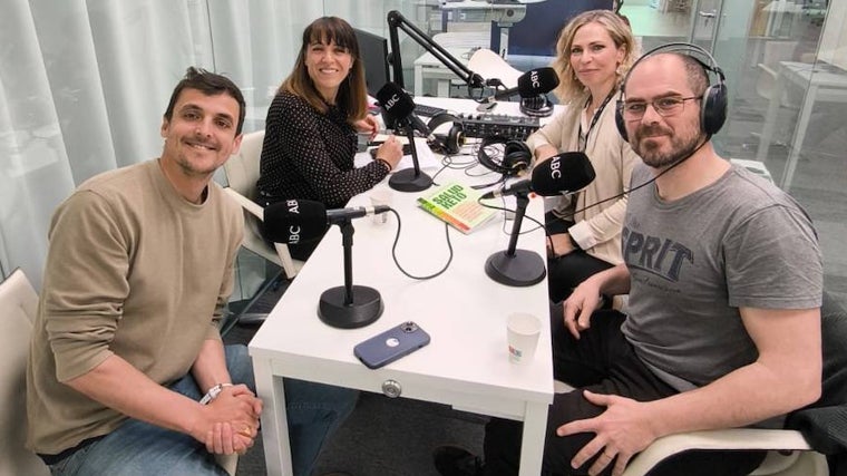 Néstor Sánchez y Oriol Roda, junto a Laura Pintos y Raquel Alcolea, durante la grabación del podcast 'Abecedario del Bienestar'