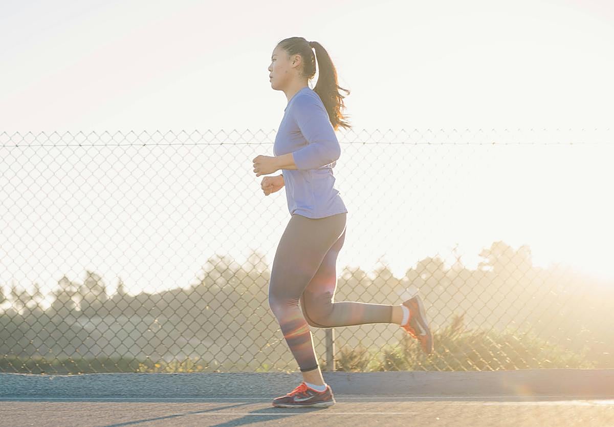Qué tipo de deporte ayuda más a evitar enfermedades y a qué hora es mejor realizarlo según un estudio