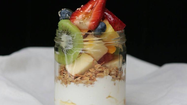 Idea pre-entreno con yogur, fruta y cereales.