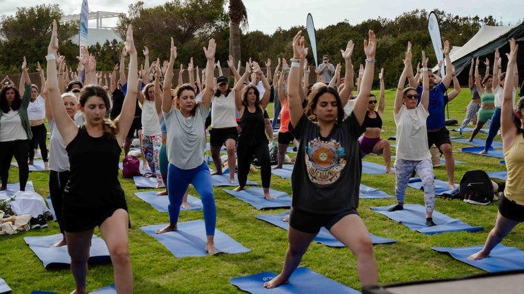 La sesión de yoga, durante el Formentera Zen.