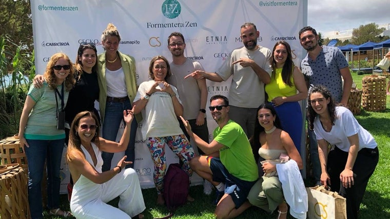 Paki, en el centro con las manos en forma de corazón, junto a Priscila Císcar y María Moreno, del equipo de Formentera Zen y algunos de los talentos que participaron en el evento.