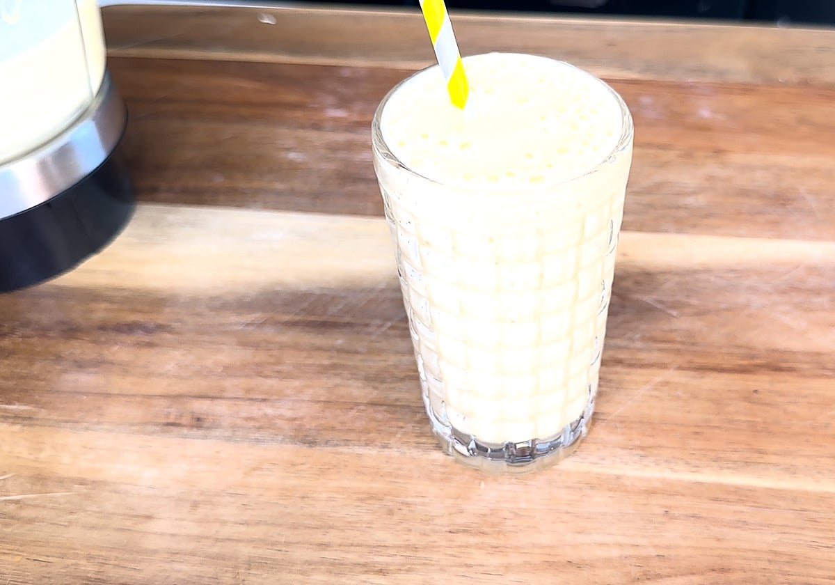 Así se prepara este batido de mango.