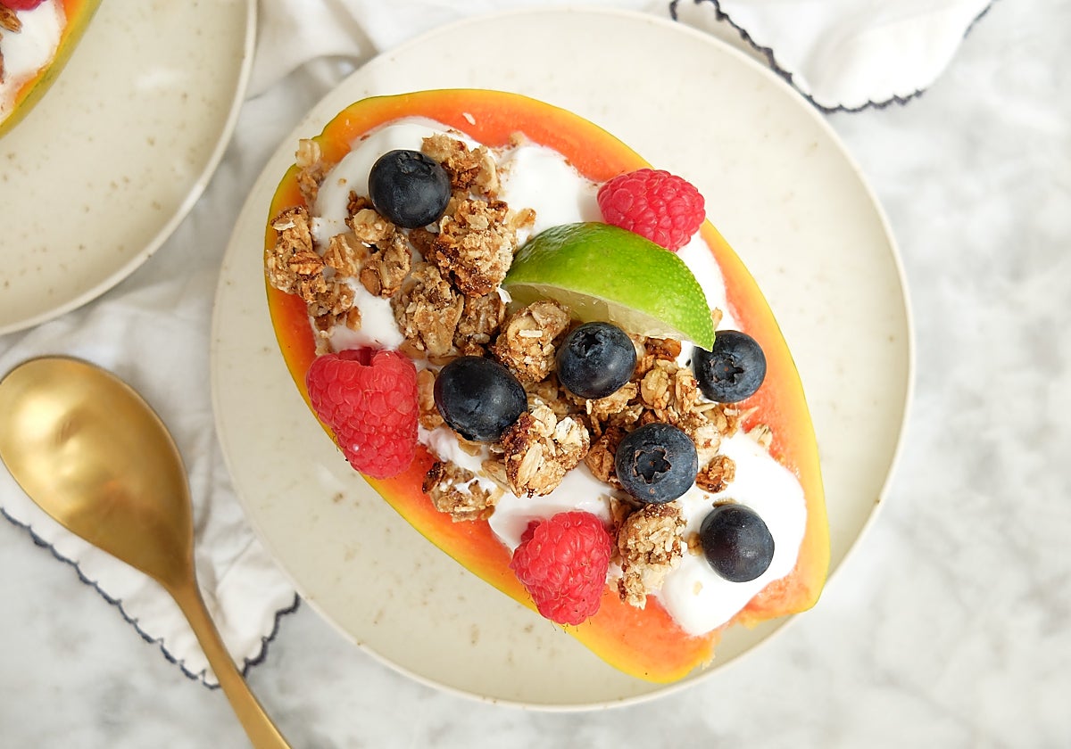 Bol de papaya relleno de frutas.