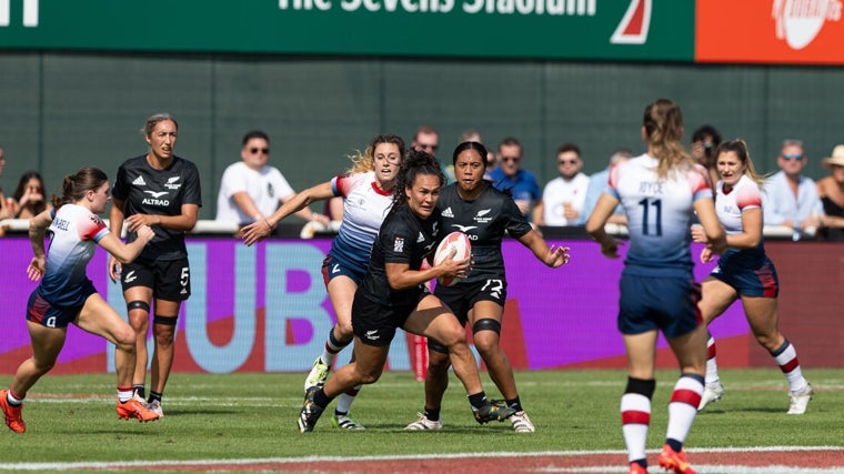 Jugadoras de rugby junto a Sarah Hirini.