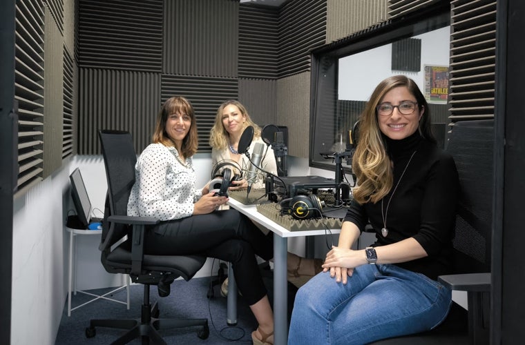 Mónica Galán, con Laura Pintos y Raquel Alcolea, durante la grabación del podcast.