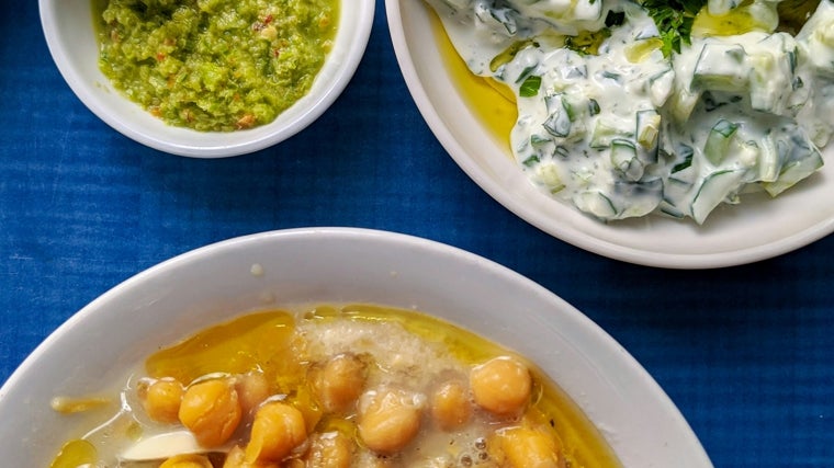 Hummus, babaganoush y edamame.