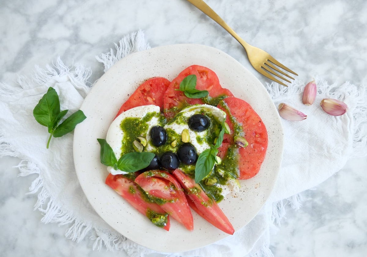 Ensalada de tomate rosa, pesto de pistacho y burrata