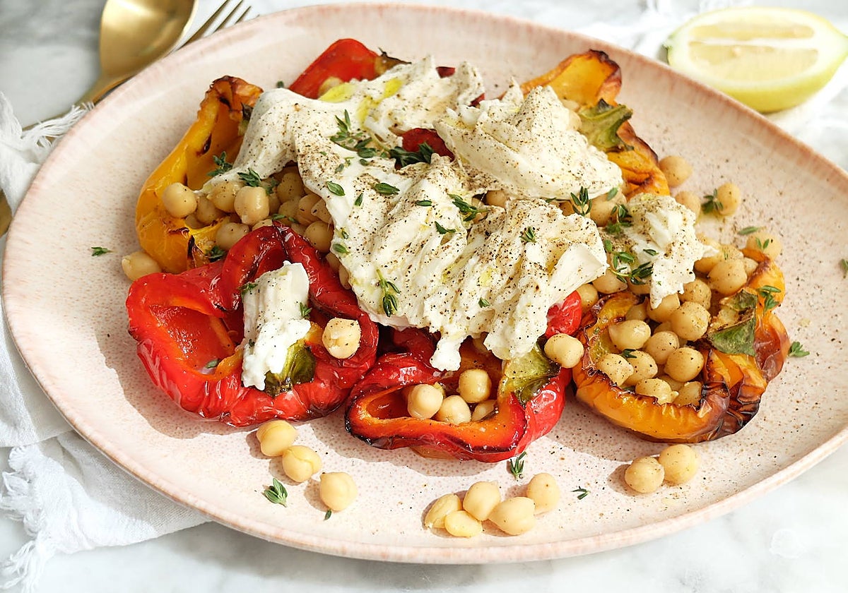 Ensalada de pimientos asados, garbanzos y mozzarella.