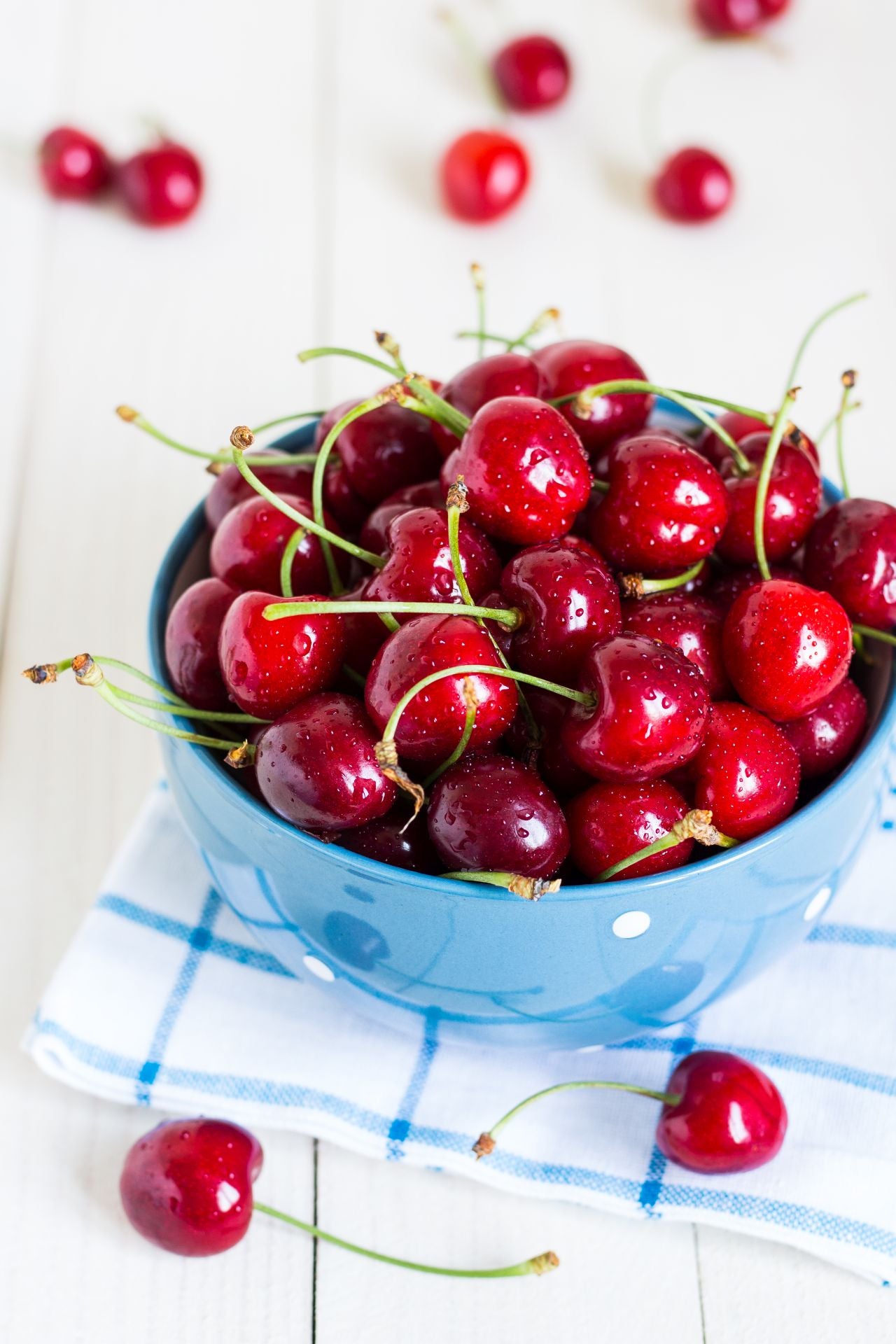 Las cerezas son buenas para la salud digestiva, ya que son ricas en fibra. Son beneficiosas por ser fuente de antioxidantes y de caroteno, ricas en vitamina C y E. Además, contienen potasio, magnesio y hierro. Las cerezas aportan 50 calorías por cada 100 gramos.