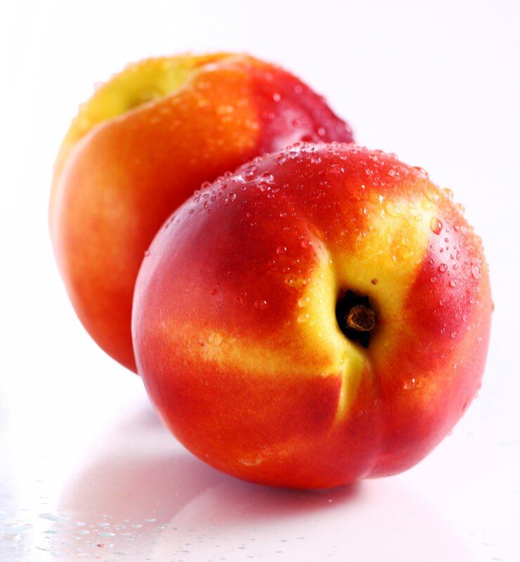 La nectarina es una fruta que mejora las digestiones y ayuda a digerir las grasas gracias a su efecto colerético. Es rica en agua y contiene vitaminas, minerales y fibra. Sus nutrientes ayudan a controlar la hipertensión y a combatir la diabetes. Sus carotenos ayudan a cuidar la vista, las uñas, el cabello y la piel. El potasio de la nectarina protege el funcionamiento neuronal, por lo que fortalece la salud mental. Aporta 44 calorías por cada 100 gramos.