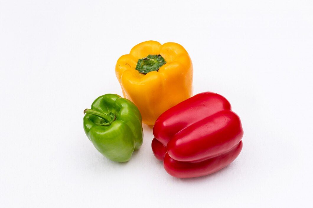 El aporte de calorías del pimiento varía en función del color (verde, rojo y amarillo) pues va desde las 19 calorías que aporta el pimiento amarillo hasta las 25 que aporta el rojo, pasando por las 28 calorías que apoya el verde.  Destaca por su alto contenido en vitamina C, más del doble de la naranja, aunque cuando el pimiento se cocina lo cierto es que pierde parte de su contenido vitamínico. 