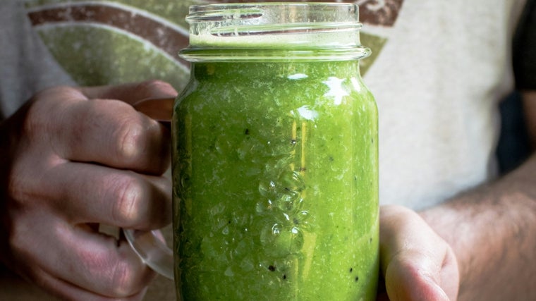 Smoothie de kale, zanahoria y limón.