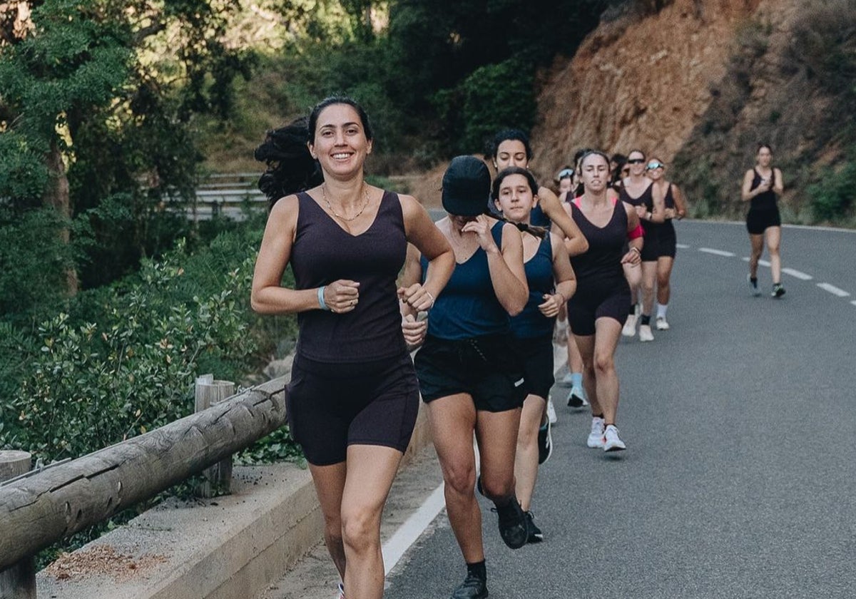 Candela Pérez junto a su grupo en Costa Brava.