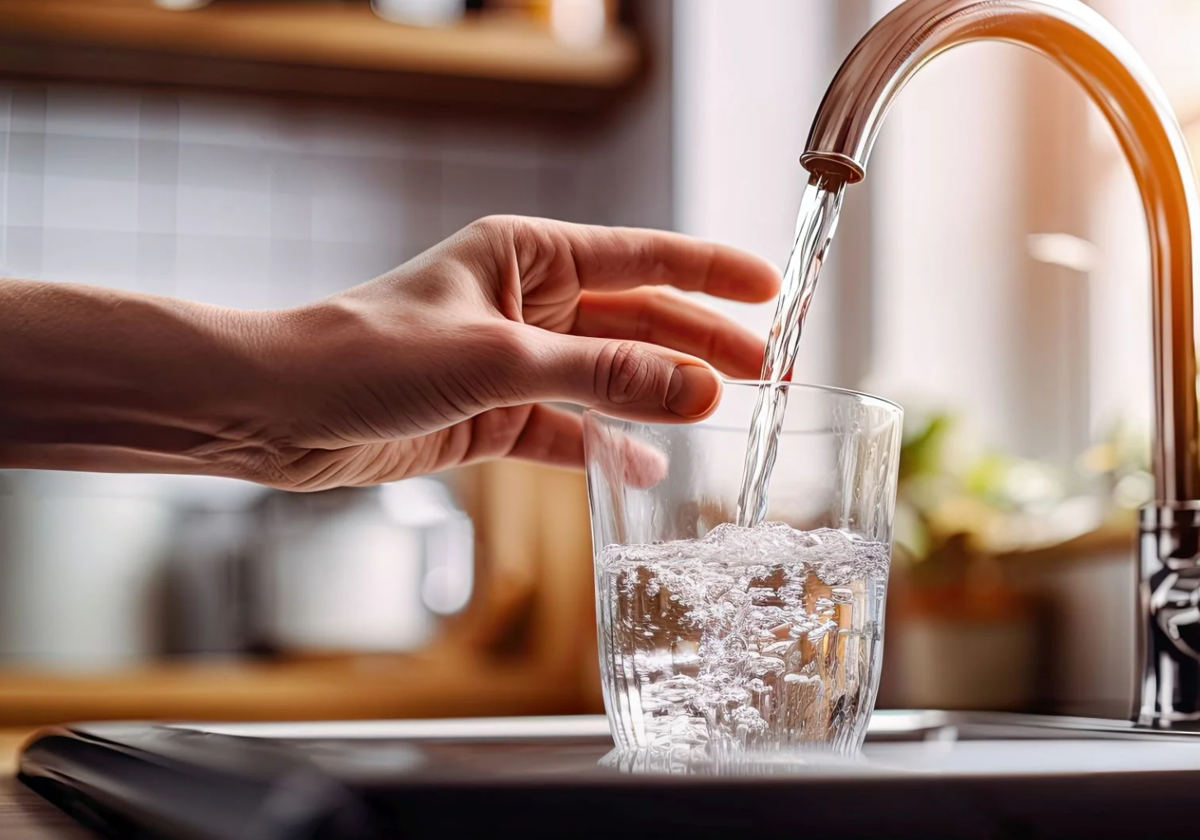 ¿Cuántos vasos de agua hay que consumir al día?