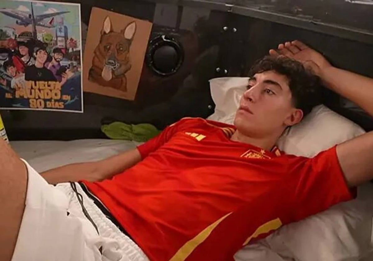 El 'youtuber' Plex, durante uno de los momentos de su entierro para el reto de 'El Hormiguero'.
