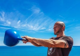 Así es el entrenamiento infalible de los 10.000 kettlebell swings