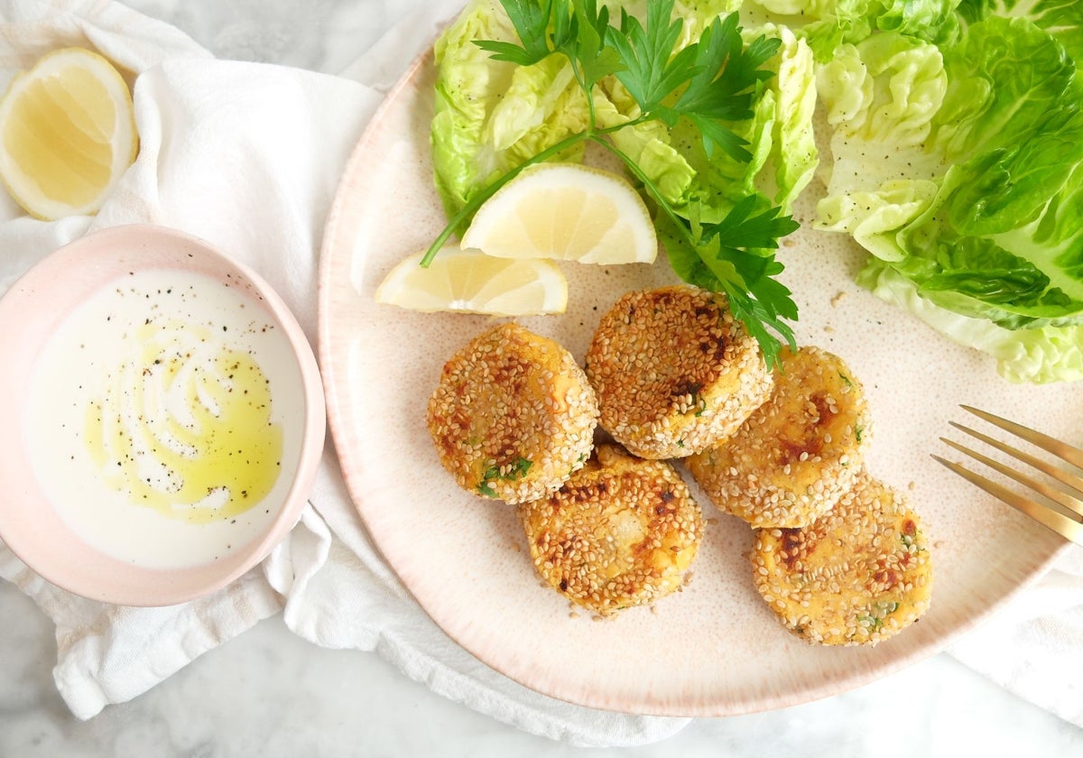 Emplatado del falafel de garbanzos y boniato con salsa de yogur.