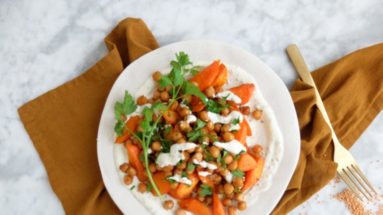 Receta ligera: cómo preparar una ensalada de zanahoria y garbanzos asados con salsa de yogur