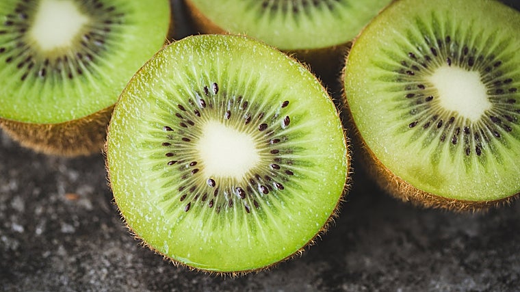 El kiwi, entre otras frutas,protege al cabello de la caída.