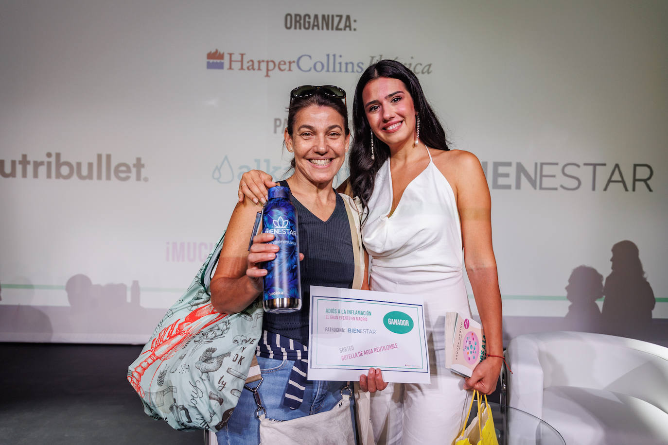 Una de las ganadoras del regalo de ABC Bienestar posa con la nutricionista Sandra Moñino tras el sorteo.