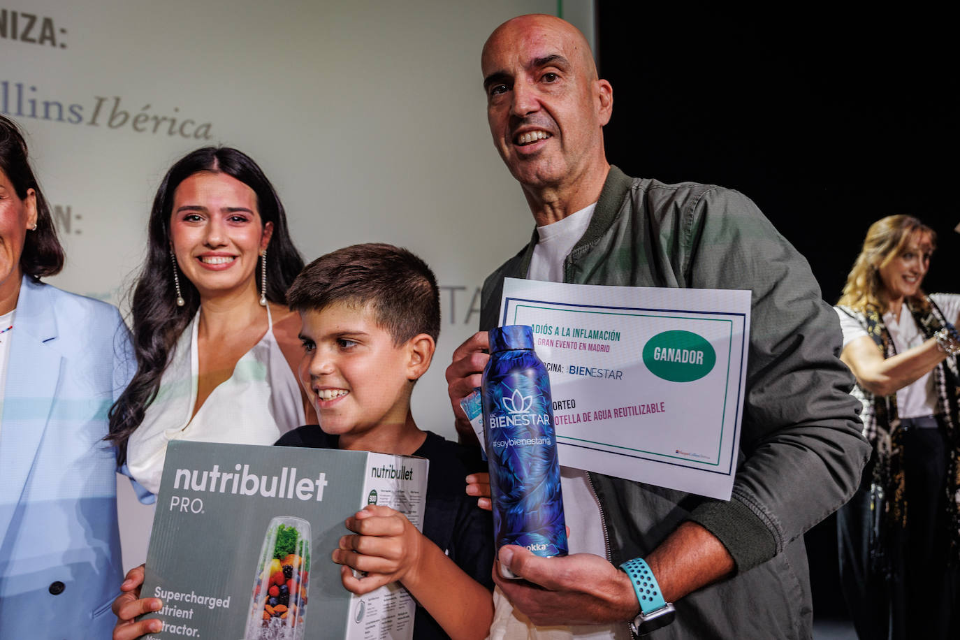 La nutricionista Sandra Moñino posa con los ganadores de dos premios durante el sorteo, una batidora de Nutribullet y la botella y la bolsa de ABC Bienestar. 