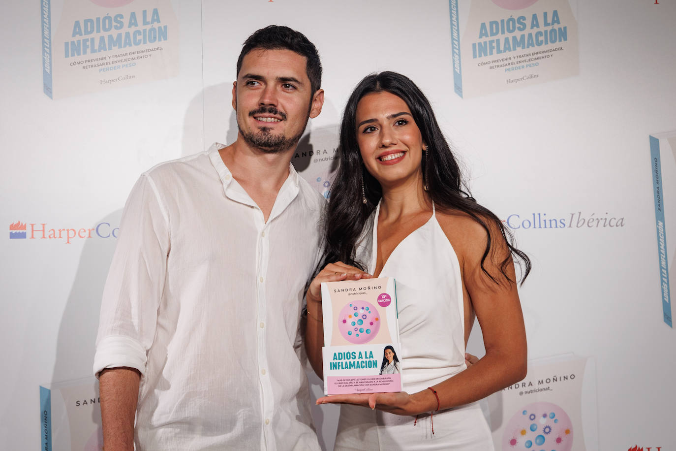 La nutricionista Sandra Moñino posa junto a su marido Alberto en el photocall final del evento 'Adiós a la inflamación' celebrado en el Teatro Alcázar de Madrid el pasado 5 de octubre.