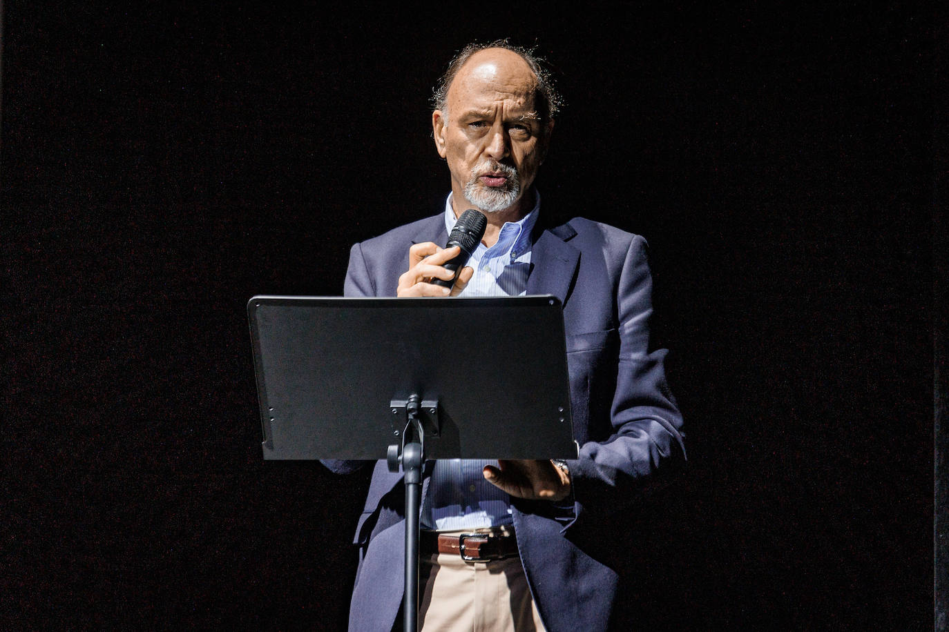  Luis Pugni, director general del HarperCollins Ibérica, da la bienvenida a los asistentes al evento 'Adiós a la inflamación' en el Teatro Alcázar de Madrid y revela que el libro de Sandra Moñino ha sido disfrutado ya por más de 300.000 lectores.  