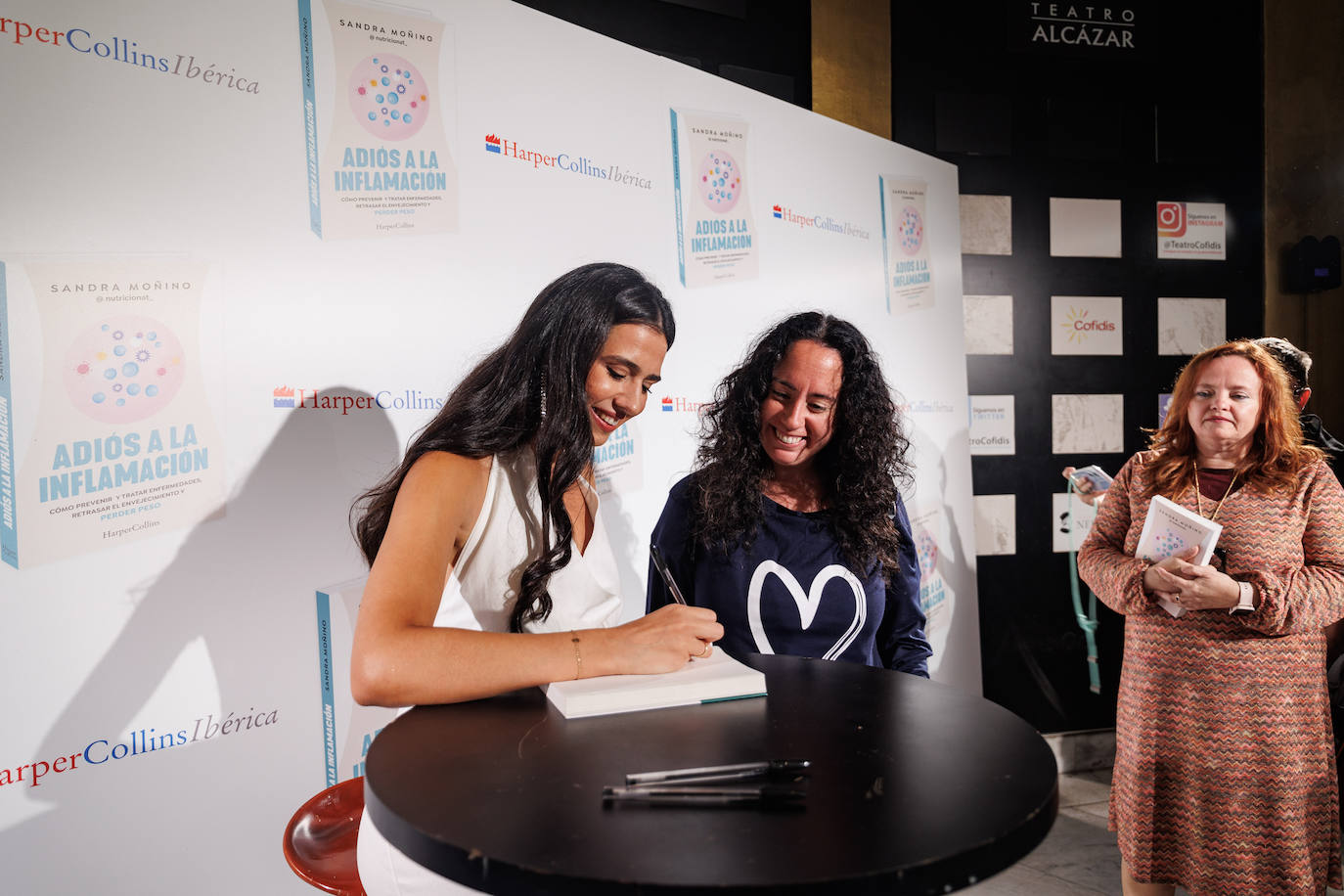 Después del photocall Sandra Moñino firmó y dedicó su libro 'Adiós a la inflamación' a todos aquellos asistentes al evento que o bien lo compraron ese día o bien ya lo traían de casa. 