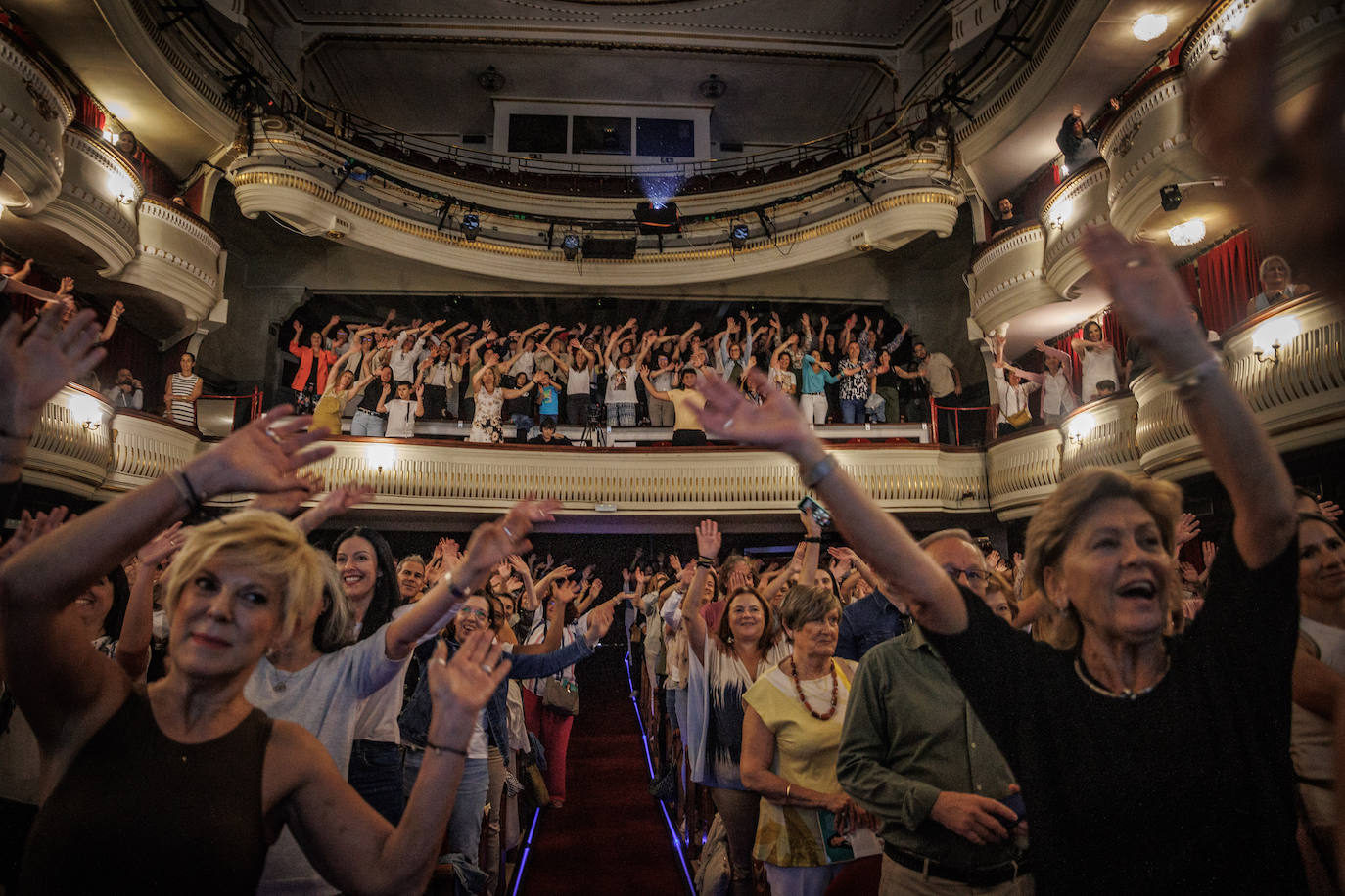 Los asistentes al evento 'Adiós a la inflamación' en el Teatro Alcázar de Madrid el pasado 5 de octubre dieron así la bienvenida a la nutricionista Sandra Moñino.