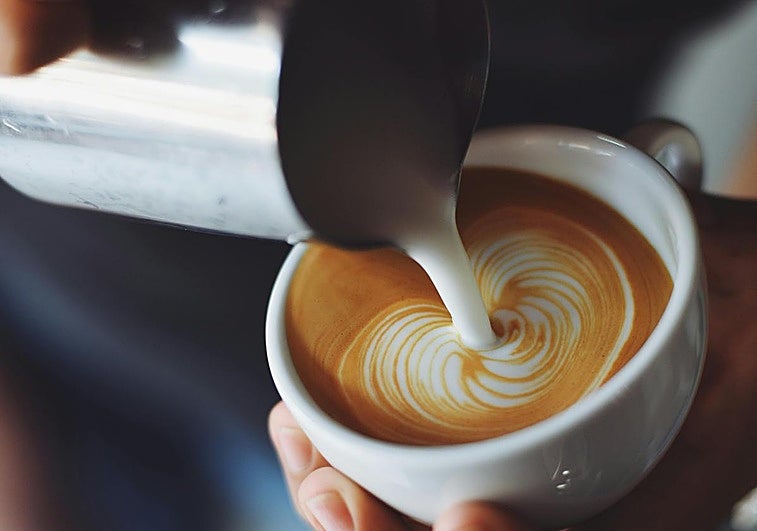 Una nutricionista explica por qué debes tener cuidado si tomas café después de comer: «Muchos nutrientes...»