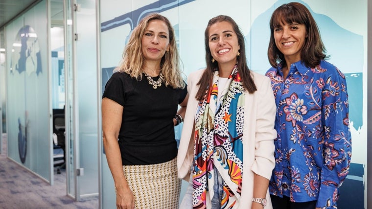 La nutricionista Elena Garrido, junto a las periodistas Laura Pintos y Raquel Alcolea.