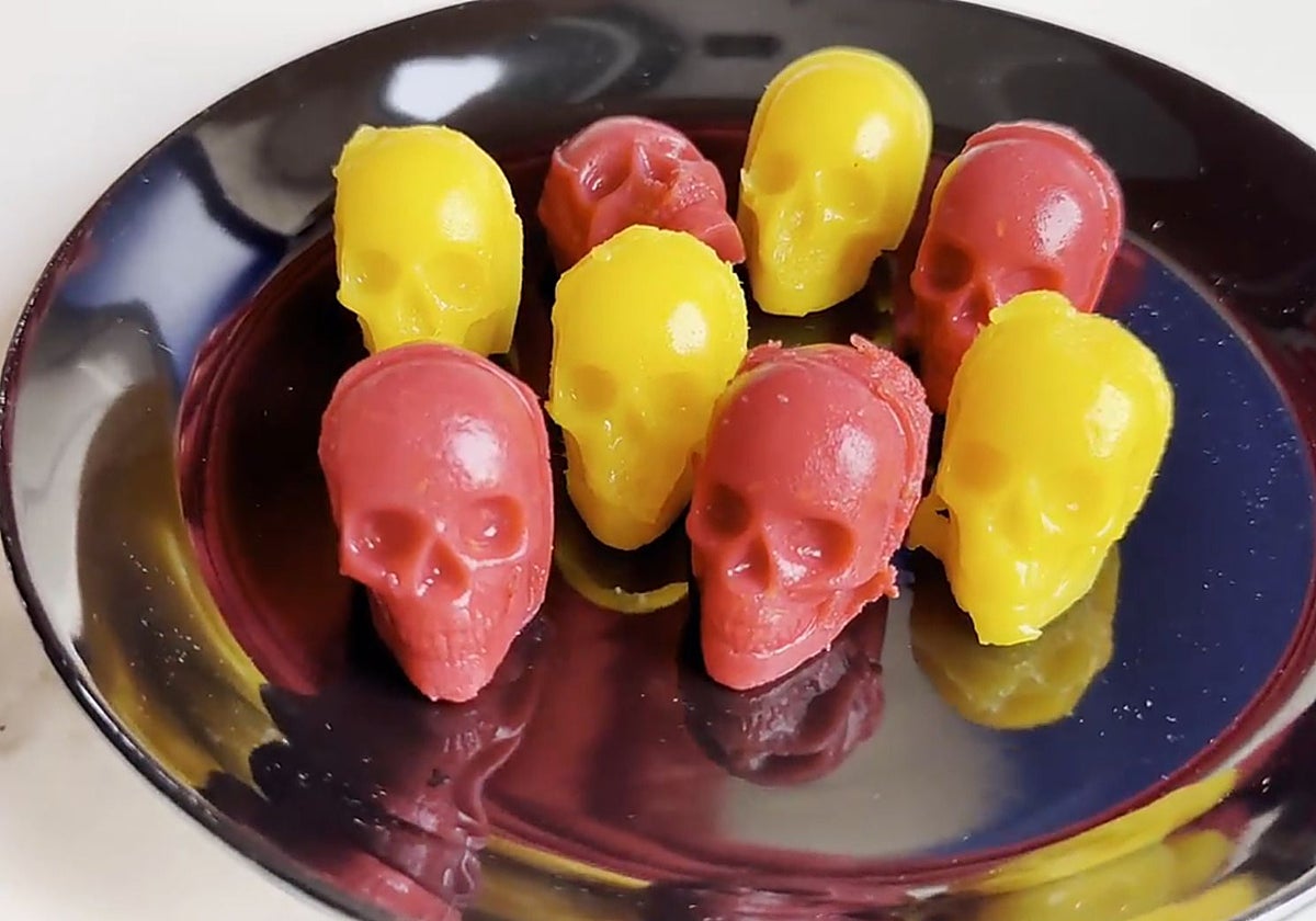 Golosinas de frutas para Halloween con forma de calavera.
