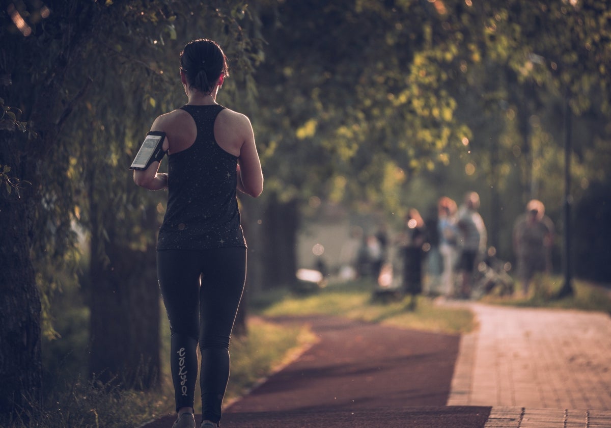 Mujer corriendo en un parque