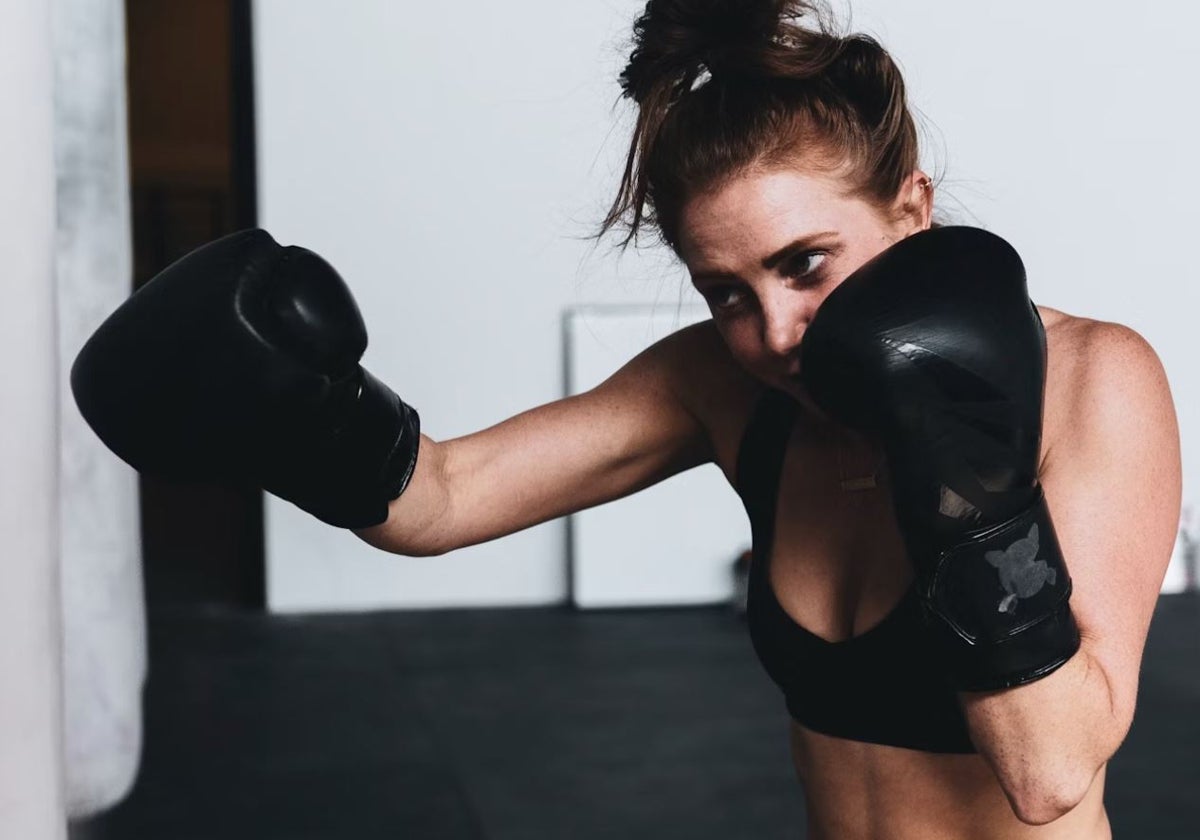 Atleta entrenándose con un saco de boxeo